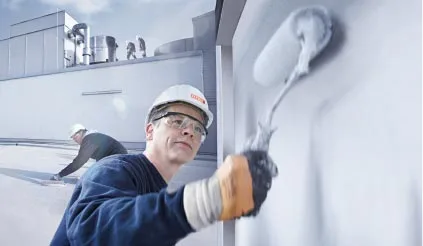 Mitarbeiter streicht Industrieanlage