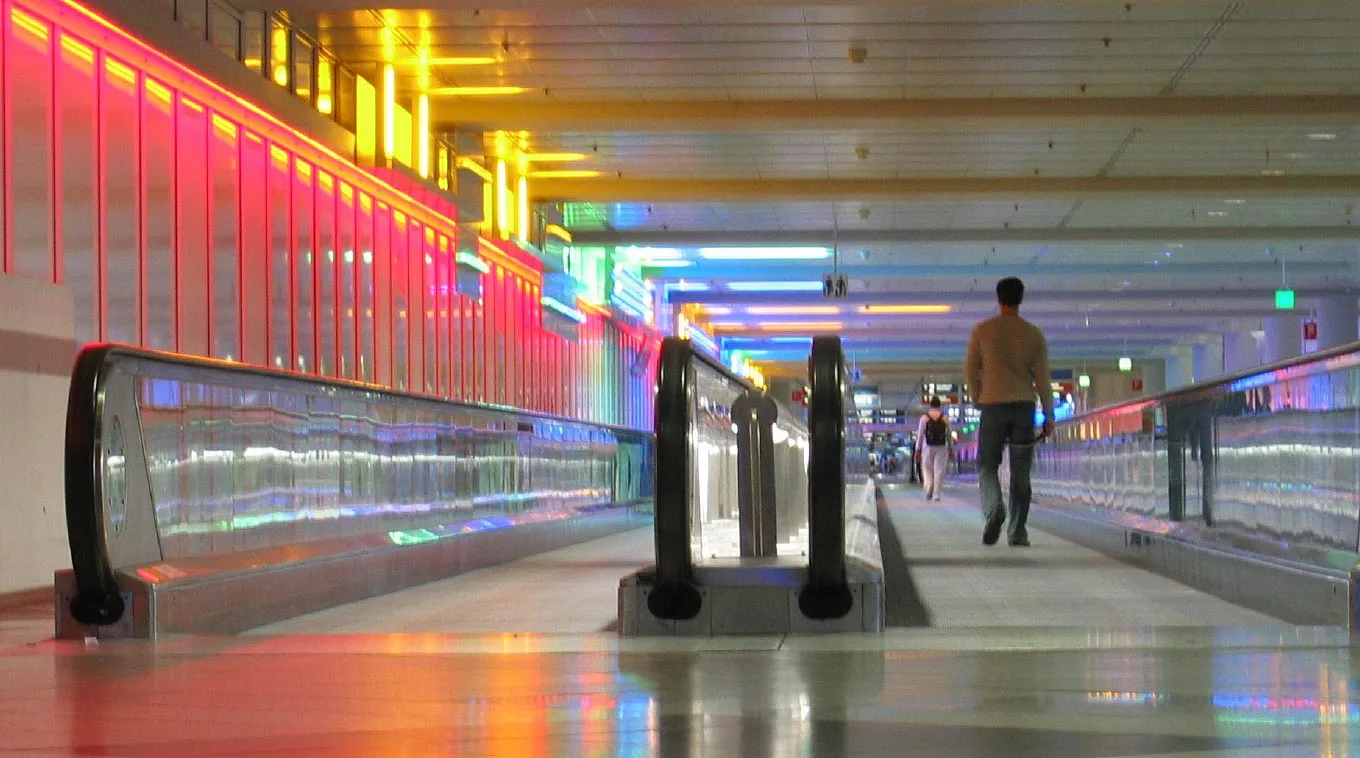 Innenaufnahme Flughafen Fahrtreppe