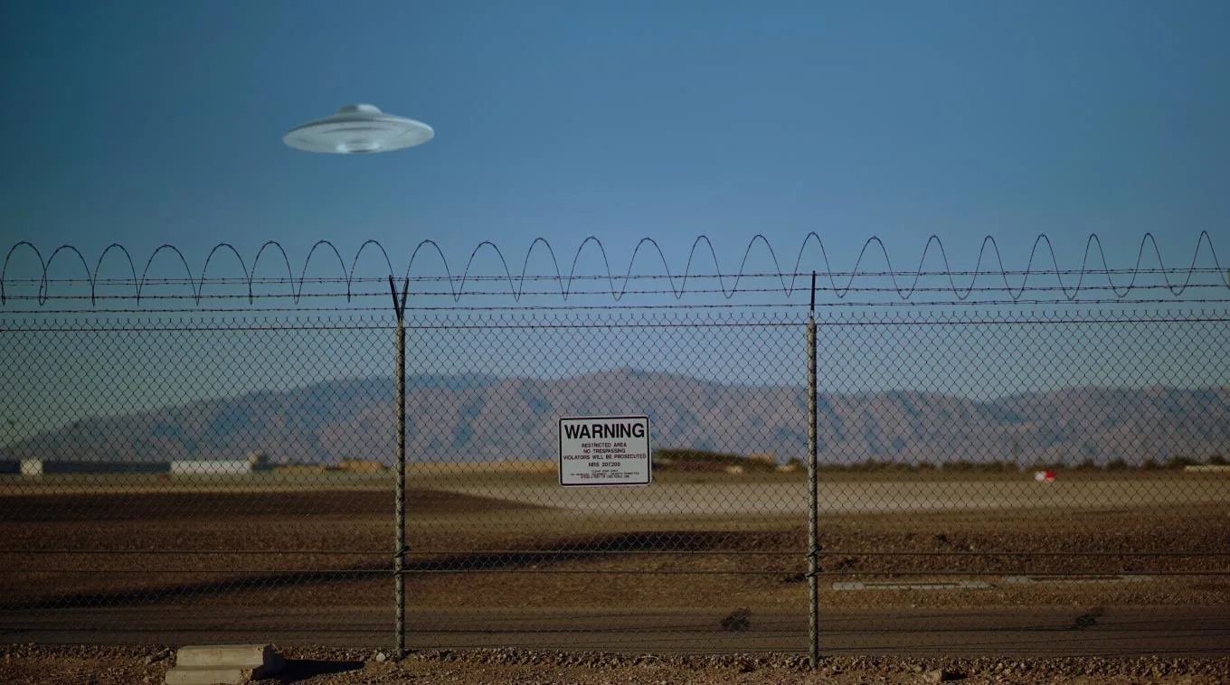 Ufo landet in Area 51 Wüste