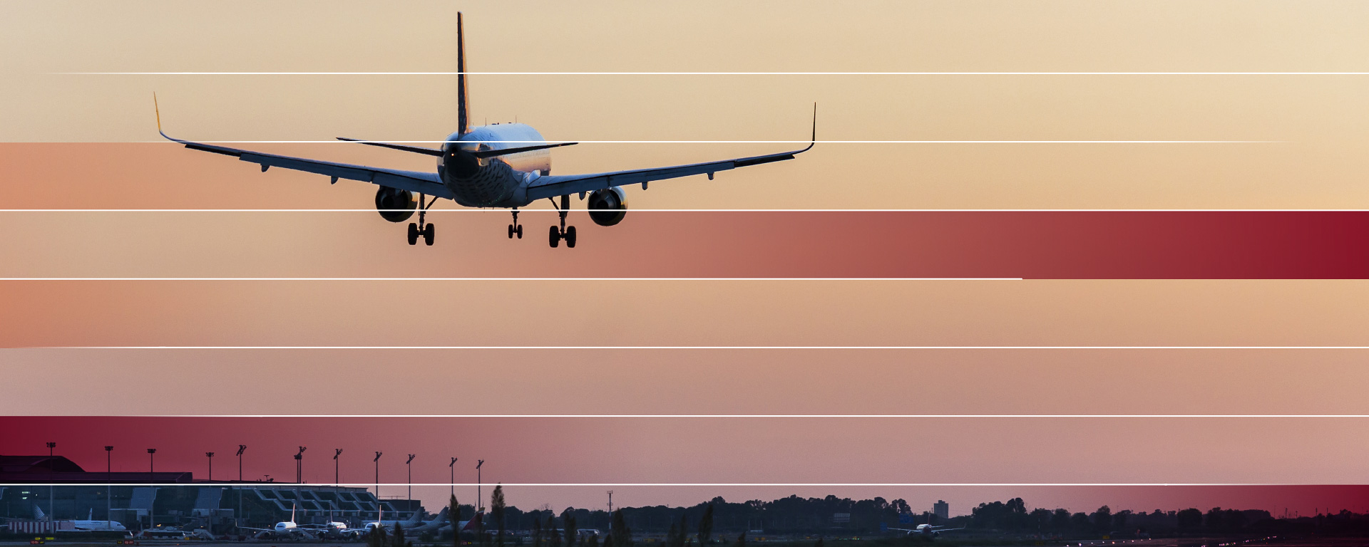 Flugzeug fliegt in den Sonnenuntergang