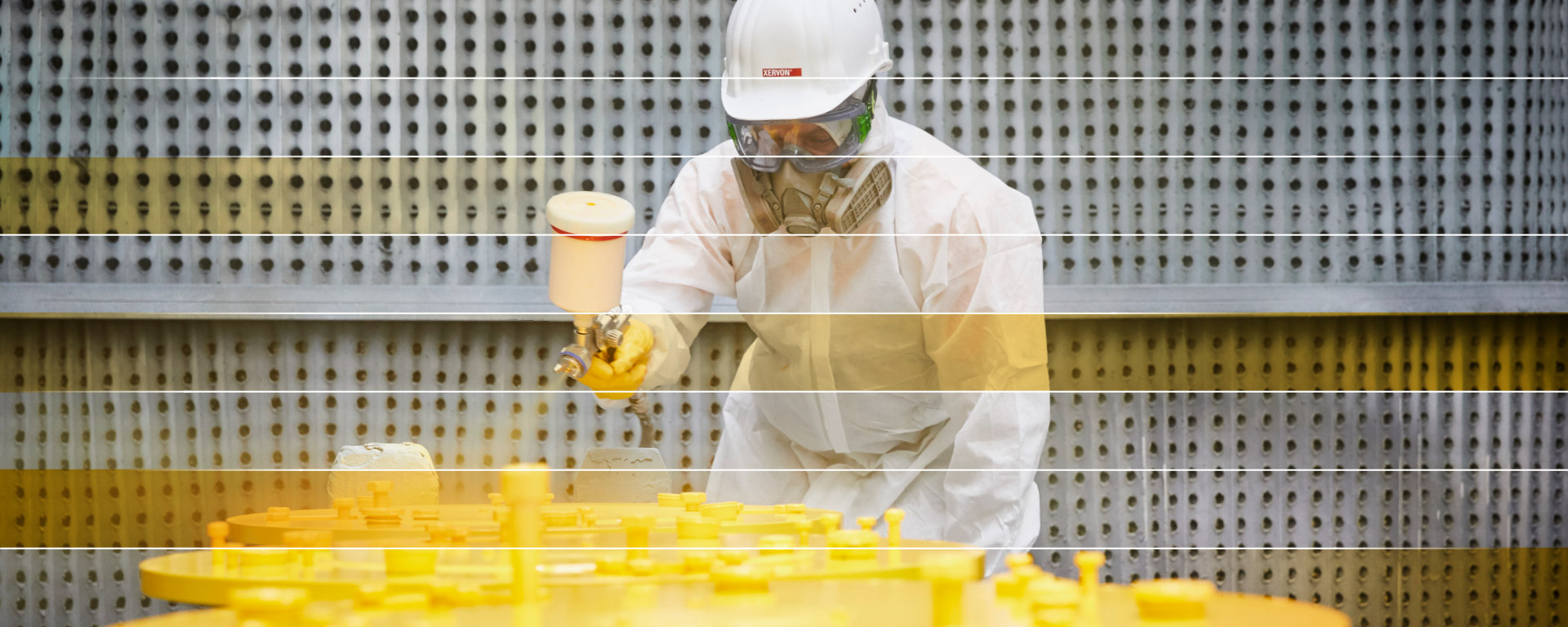 Oberflächenbeschichtung Coating in Strahlhalle gelbe Farbe